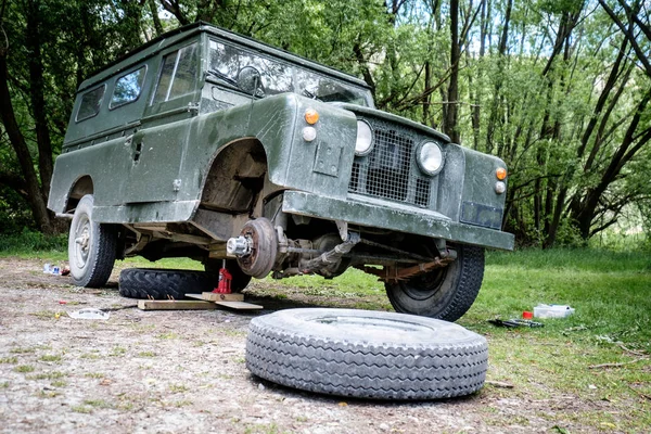 Vintage Land Rover Met Een Uitsplitsing — Stockfoto