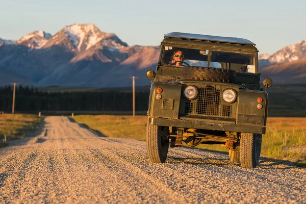 Junge Frau Fährt Land Rover Serie Auf Schotterpiste — Stockfoto
