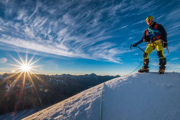 Montañista Con Hacha Hielo Disfrutando Del Amanecer Los Alpes —  Fotos de Stock