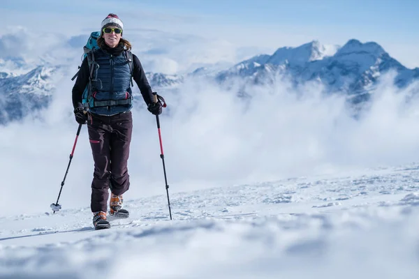 Zimní výstup na lyžích — Stock fotografie