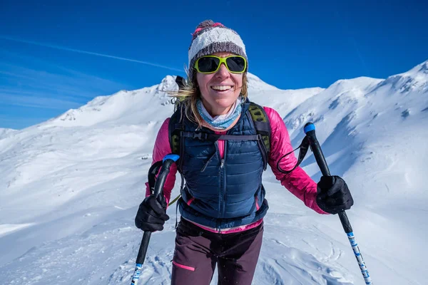 Jovem mulher desfrutando de esportes de inverno — Fotografia de Stock