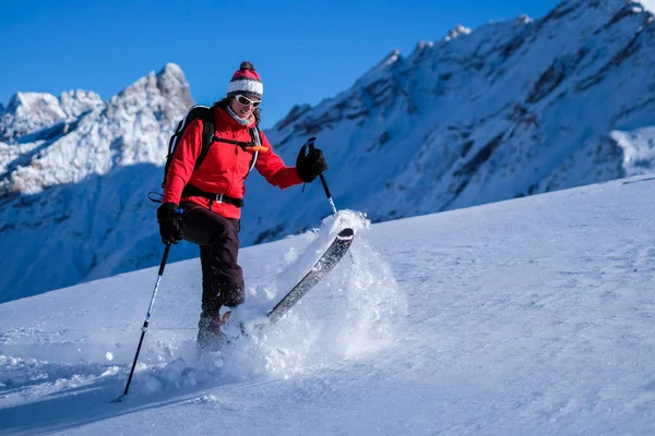 Feliz skitouring — Foto de Stock