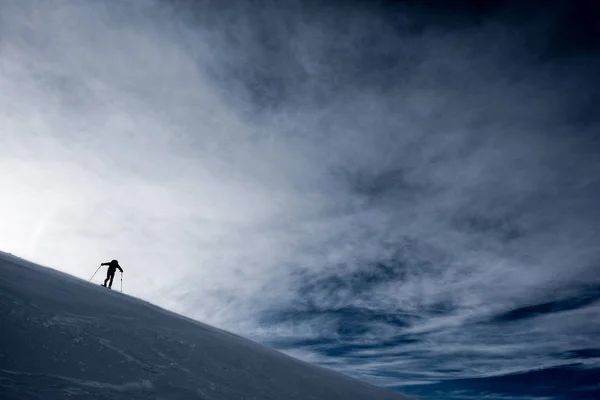 Sam w góry zimą — Zdjęcie stockowe
