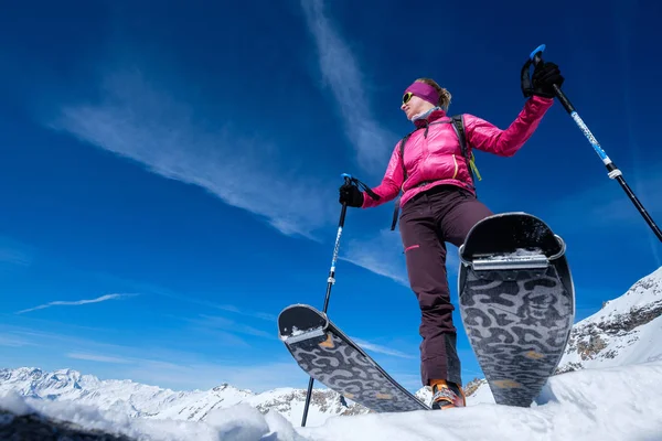 Jonge vrouw op skitournee — Stockfoto