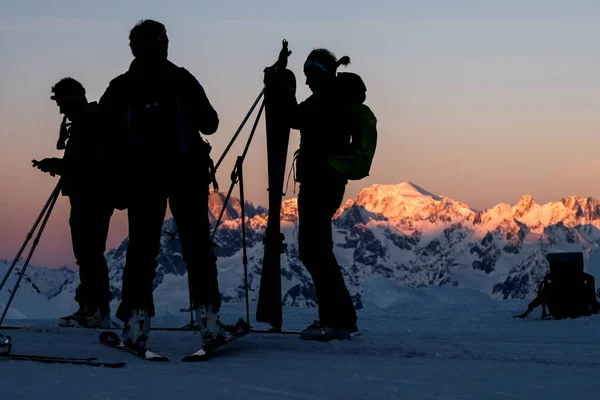 Silhouette degli sciatori all'alba — Foto Stock