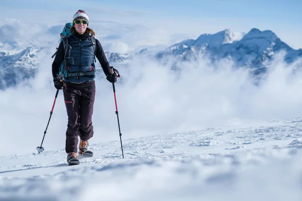 Esquí de travesía ascenso de invierno — Foto de Stock