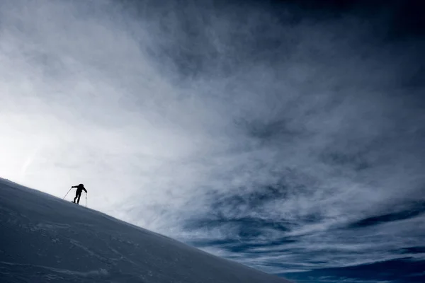 Solo en las montañas de invierno — Foto de Stock