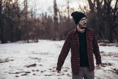 Siyah bir şapka ve güneş gözlüğü parkta giyen güzel esmer adam ekose gömlekli sakallı