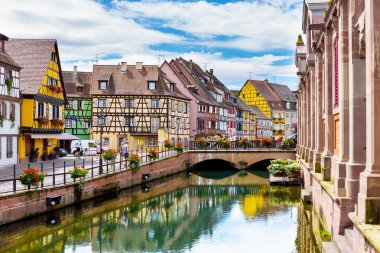 Colmar mimarisi ve çiçek dekorasyon