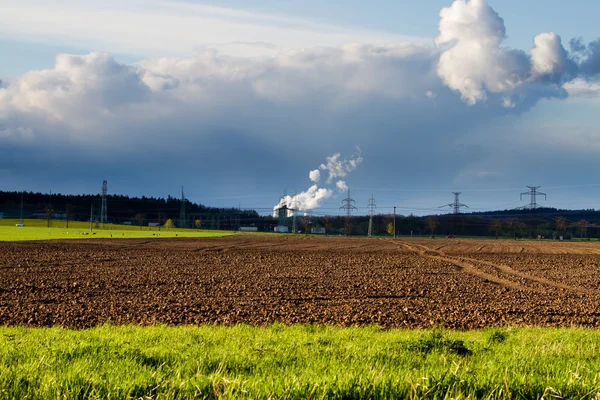 Jaderná elektrárna s obdělávanou půdu v popředí — Stock fotografie