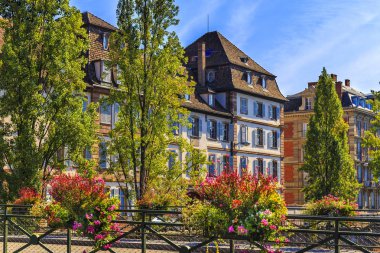 Strazburg Caddesi çiçek dekorasyonu ile.
