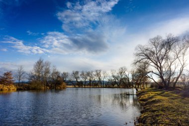 Açık havada bulutlar ile küçük mavi göl.