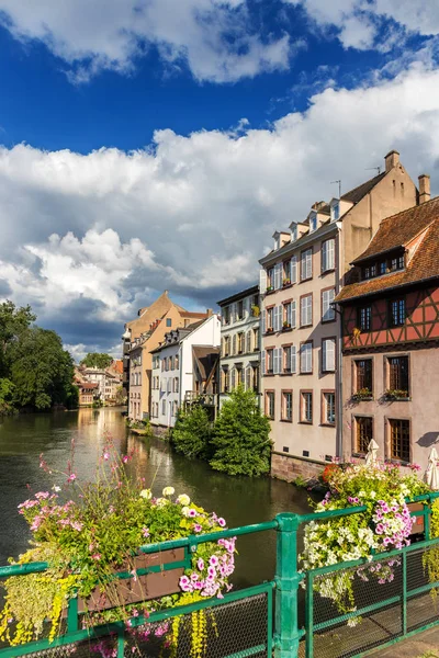 O rio Ill na área de Petite France em strasbourg — Fotografia de Stock