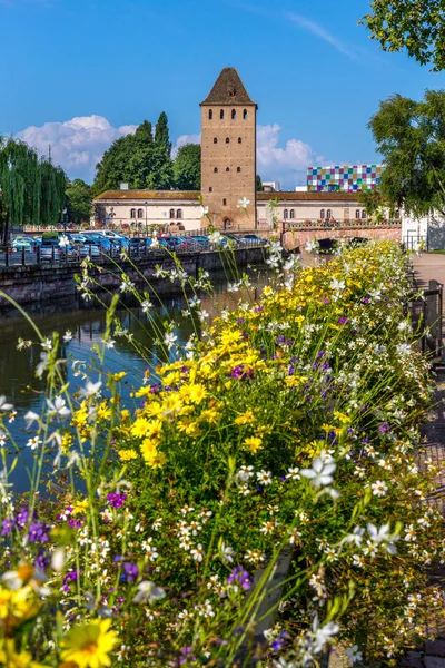 Flowers decoration with ponts Couverts in Strasbourg — Stock fotografie