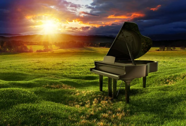 劇的な空の下の草原でピアノ — ストック写真