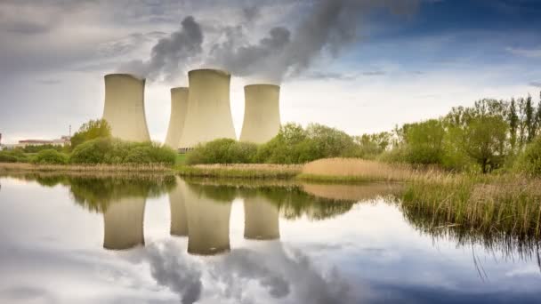 Centrale Nucleare Nel Paesaggio Con Laghetto Video Timelapse — Video Stock