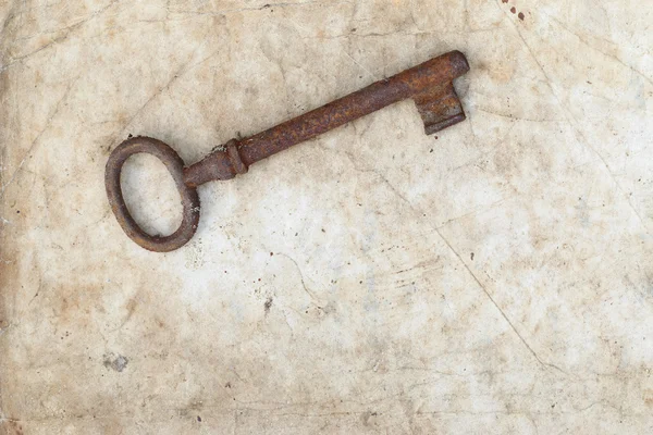古い羊皮紙にさびた鍵 — ストック写真