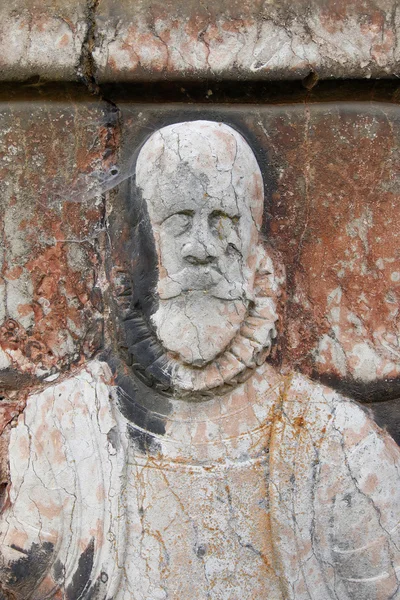 Grabstein des Renaissance-Adligen an Kirchenwand — Stockfoto