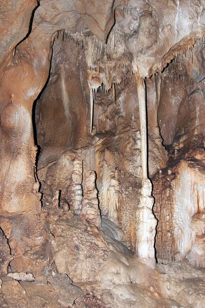 钟乳石洞穴-美丽而怪异的钟乳石形成 — 图库照片
