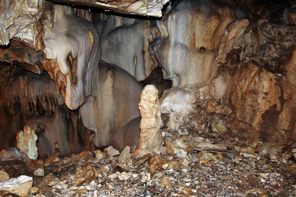 Formațiuni minerale bizare în peștera stalactită — Fotografie, imagine de stoc