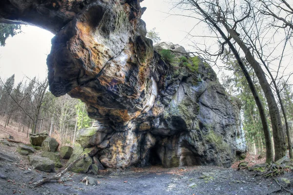 Lagartos pré-históricos fossilizados - portão de pedra bizarro — Fotografia de Stock