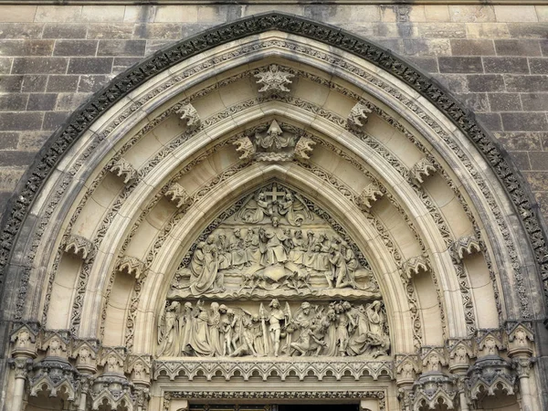 最後の審判 - 教会への入口の上の彫刻 — ストック写真
