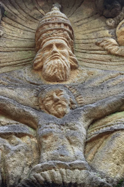 Steinaltar im Wald - Detail des Gottes und Jesus — Stockfoto