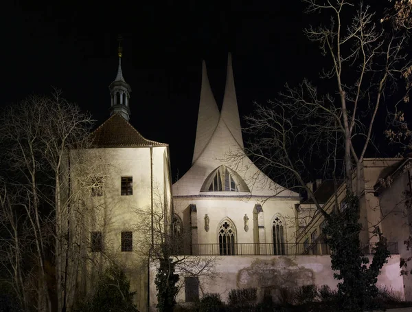 在晚上的 Emauzy 修道院 — 图库照片