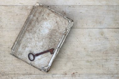 Eski püskü kitap paslı anahtar