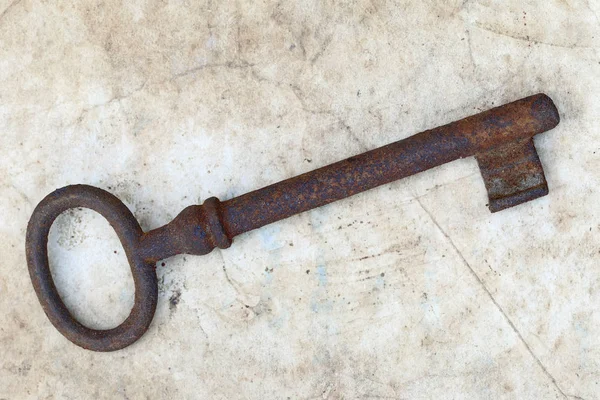Eski parşömen üzerine paslı anahtar — Stok fotoğraf