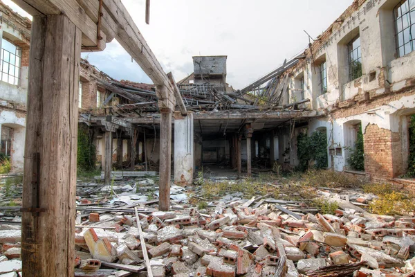 Ruínas da fábrica abandonada — Fotografia de Stock
