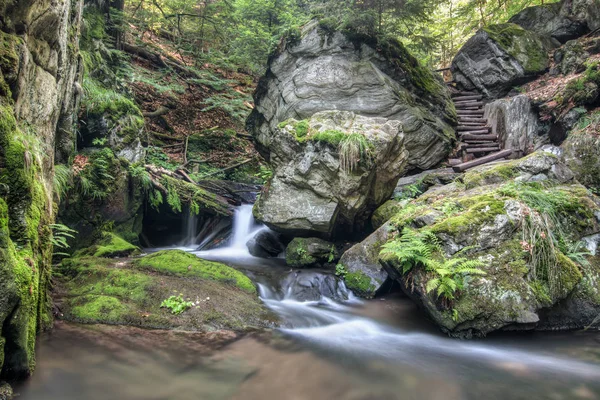 Stenen väktare av vattenfall - bisarra boulder på banken — Stockfoto
