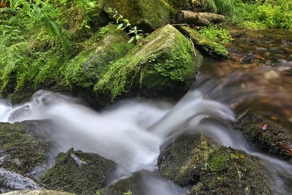 Voda tekoucí přes skály — Stock fotografie