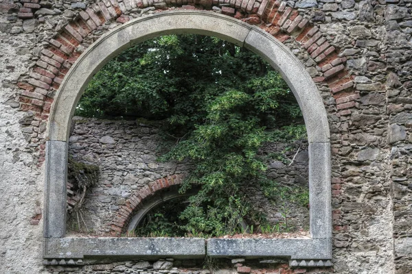 Ruïnes van de kerk Saint Apollonia-detail van het raam — Stockfoto