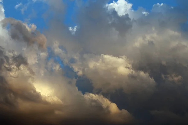 Солнечная вспышка, покрывающая облака — стоковое фото