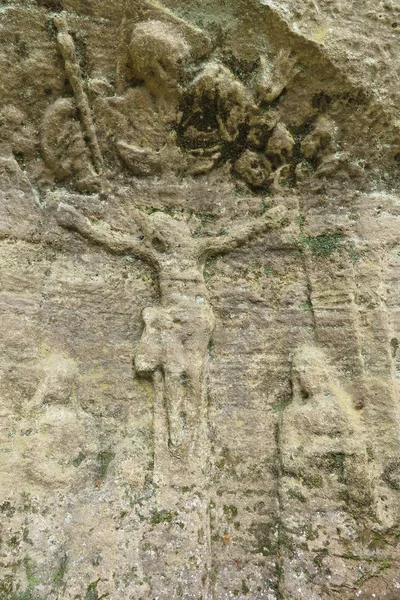Старое и выветрившееся облегчение Иисуса Христа в скале из песчаника — стоковое фото