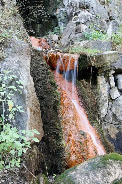 Manantial de agua mineral —  Fotos de Stock