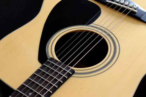 Деталь акустической гитары — стоковое фото