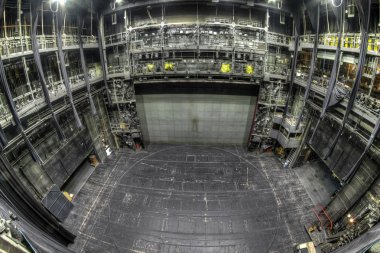 Terk edilmiş tiyatro aşamasında