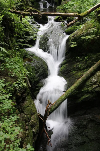 Vattenfall på en mountain river - lång exponering — Stockfoto