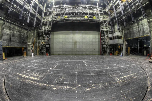 Escenario en el teatro abandonado —  Fotos de Stock