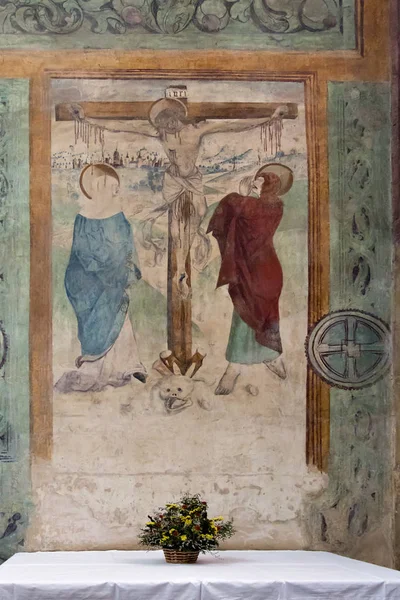 Korsfästelse - gotiska väggmålning i Saint Barbara kyrka — Stockfoto