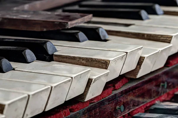 Gammal och brokrn orgel nycklar — Stockfoto