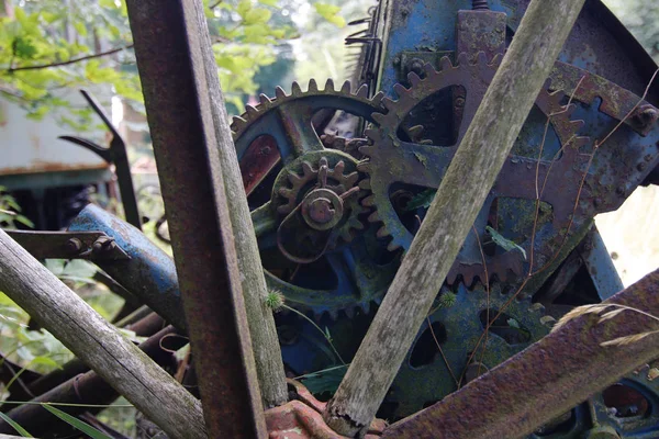 Broken mechanism at the dump — Stock Photo, Image