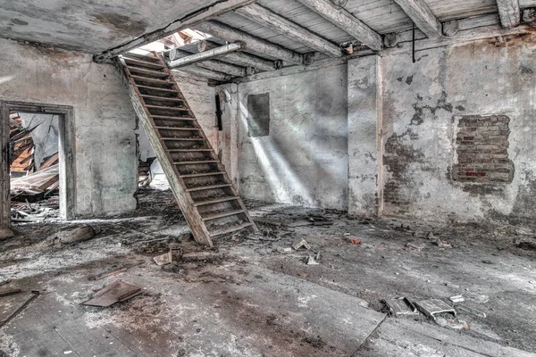 Escalier dans un bâtiment abandonné et en ruine — Photo