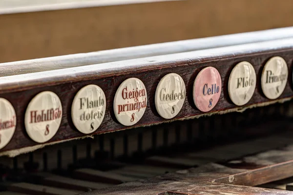 Dettaglio astratto del vecchio organo a canne — Foto Stock