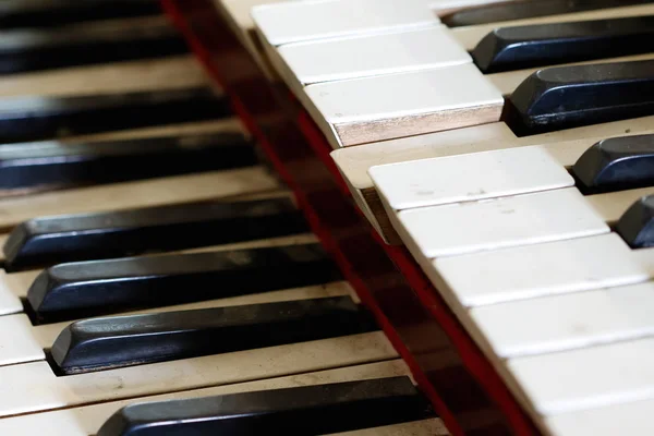 Detalj av gamla, trasiga och dammiga orgel nycklar — Stockfoto