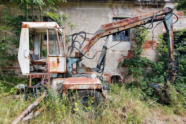 Old deserted and broken digger — Stock Photo, Image