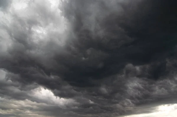 Nubes oscuras de tormenta - la lluvia —  Fotos de Stock