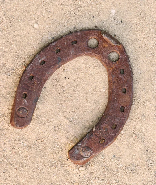 Vieux fers à cheval rouillés sur sable — Photo